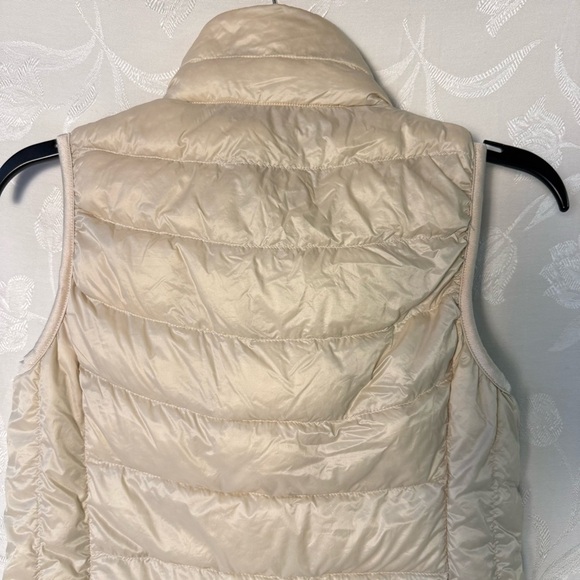 Uniqlo Womens Ultra Light Down Vest Cream Packable Fall Winter XS Casual Outdoor - Picture 6 of 15